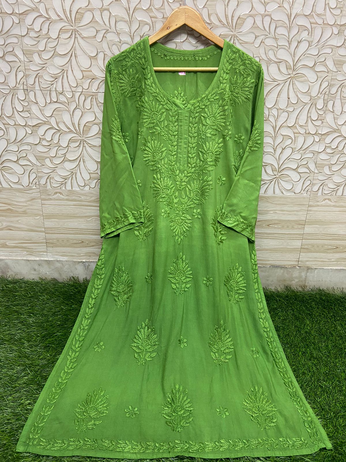 Color: Parrot Green